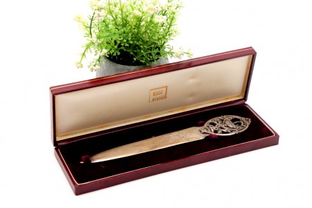 Abre cartas em prata com relevos na lâmina símbolo de farmácia no cabo 